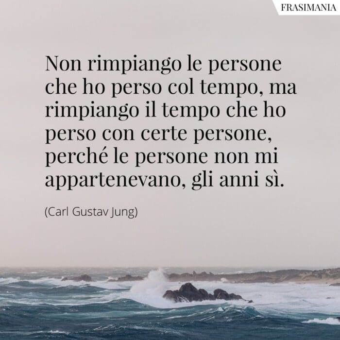 Non rimpiango le persone che ho perso col tempo, ma rimpiango il tempo che ho perso con certe persone, perché le persone non mi appartenevano, gli anni sì.