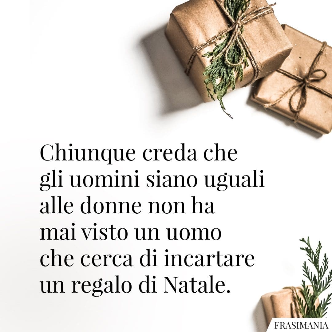 Chiunque creda che gli uomini siano uguali alle donne non ha mai visto un uomo che cerca di incartare un regalo di Natale.