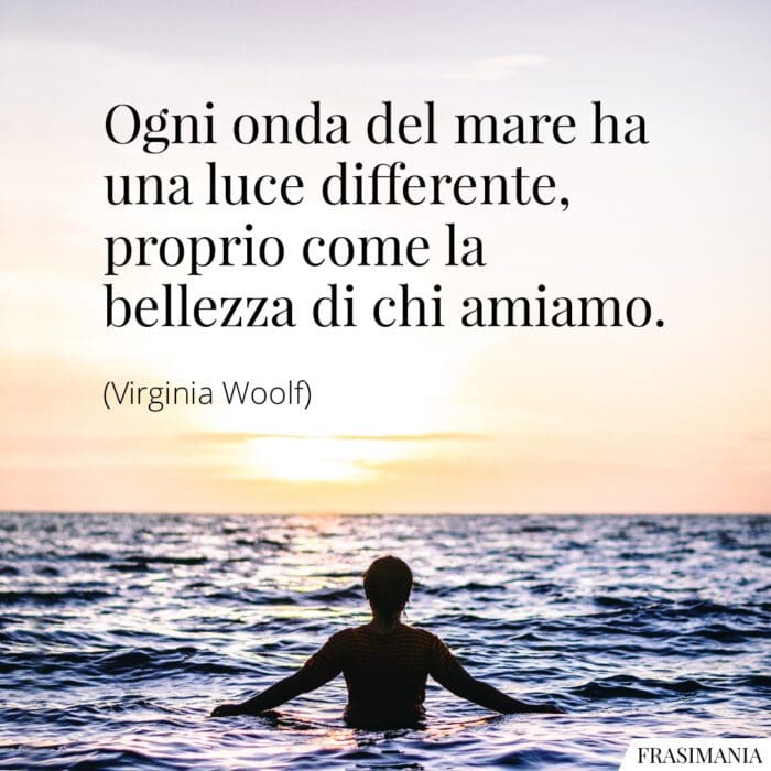 Ogni onda del mare ha una luce differente, proprio come la bellezza di chi amiamo.