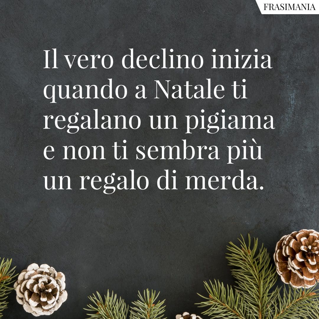 Il vero declino inizia quando a Natale ti regalano un pigiama e non ti sembra più un regalo di merda.